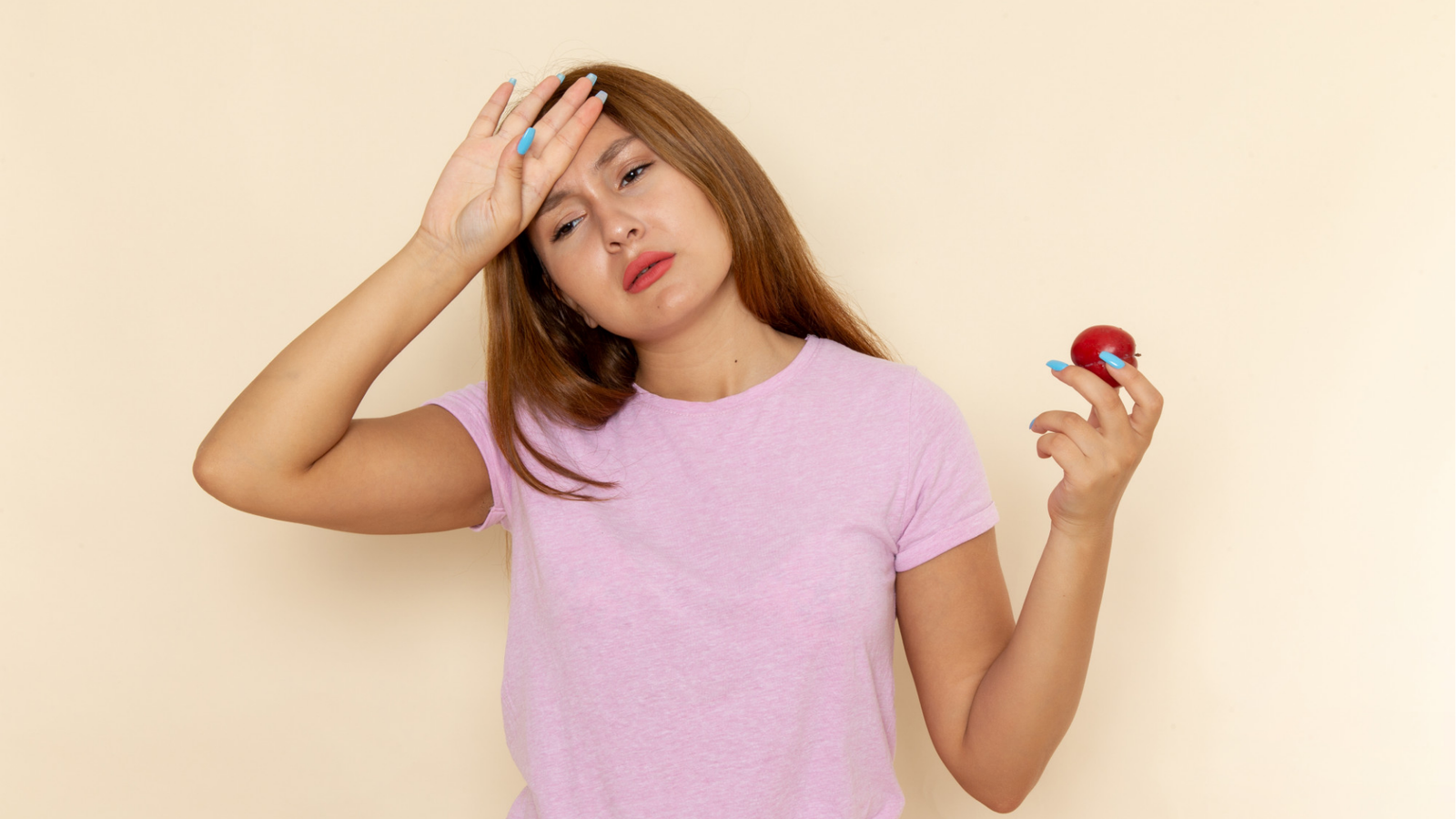 Deficiência de ferro e vitamina B12: sinais que podem aparecer na pele e nos cabelos
